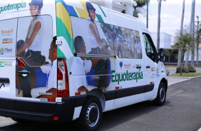 Deputado entrega veículo para Centro de Equoterapia transportar crianças